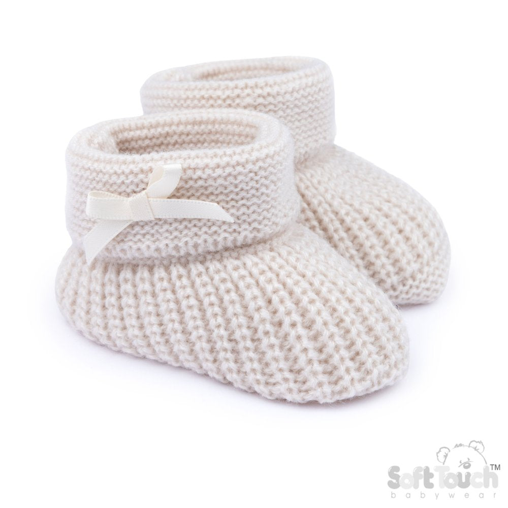 Babies soft knitted bootees